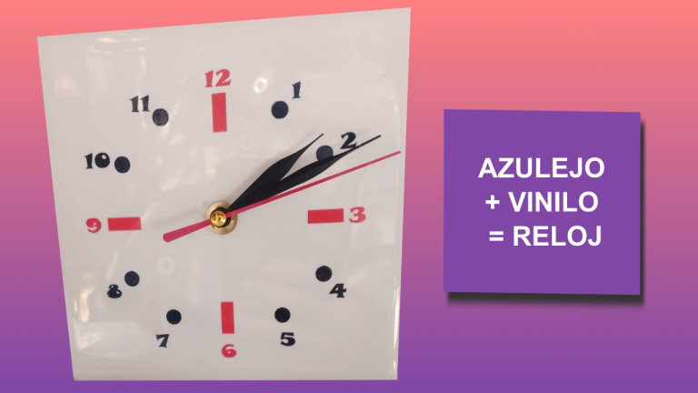 Reloj decorativo hecho con vinilo adhesivo y azulejo